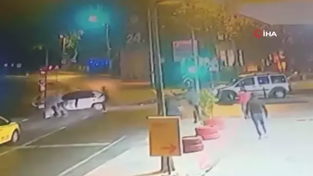 Kırmızı ışıkta duran araca çarptı, tekme tokat sürücüyü yumrukladı Kırmızı ışıkta duran araca çarptı, tekme tokat sürücüyü yumrukladı
