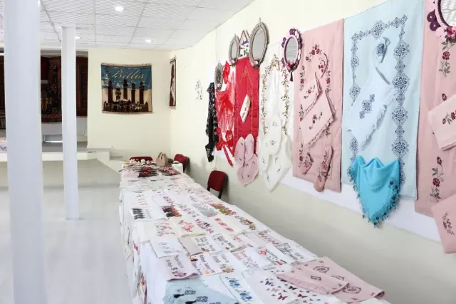 Hizan'da Halk Eğitim Merkezi'nin 116 kursunda bin 947 kursiyer eğitim gördü Hizan'da Halk Eğitim Merkezi'nin 116 kursunda bin 947 kursiyer eğitim gördü