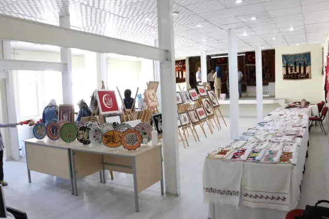 Hizan'da Halk Eğitim Merkezi'nin 116 kursunda bin 947 kursiyer eğitim gördü Hizan'da Halk Eğitim Merkezi'nin 116 kursunda bin 947 kursiyer eğitim gördü