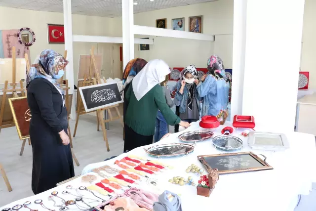Hizan'da Halk Eğitim Merkezi'nin 116 kursunda bin 947 kursiyer eğitim gördü Hizan'da Halk Eğitim Merkezi'nin 116 kursunda bin 947 kursiyer eğitim gördü