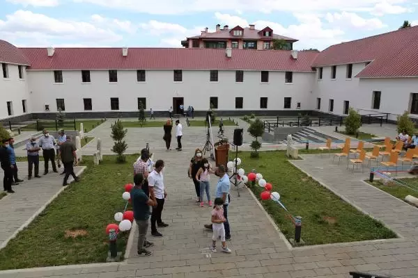 Hollanda Büyükelçiliği, çobanlık yaparak Tilburg Üniversitesi'ne hazırlanan Mahir için devrede Hollanda Büyükelçiliği, çobanlık yaparak Tilburg Üniversitesi'ne hazırlanan Mahir için devrede