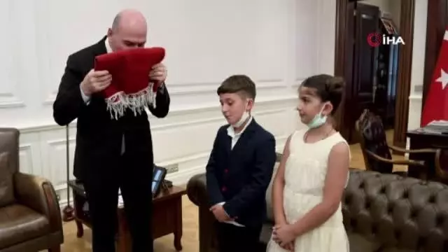 Hümeyra Cihan ve Mustafa Saruhan'dan Bakan Soylu'ya anlamlı hediye Hümeyra Cihan ve Mustafa Saruhan'dan Bakan Soylu'ya anlamlı hediye