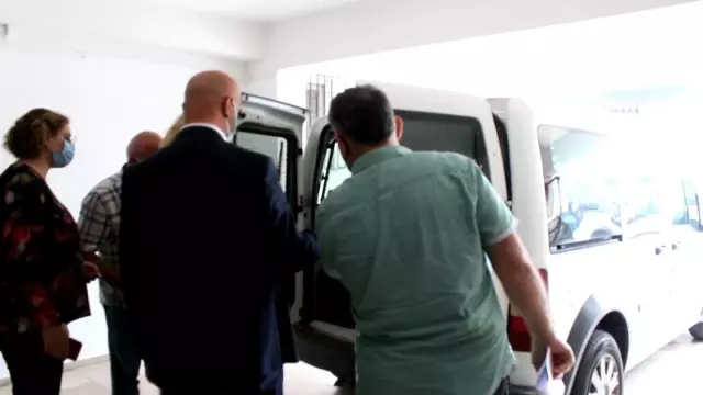 Husumetlisini berberde bıçaklayan kadın ve yardım ettiği öne sürülen 2 kişi tutuklandı Husumetlisini berberde bıçaklayan kadın ve yardım ettiği öne sürülen 2 kişi tutuklandı