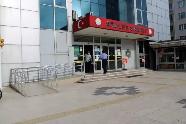 Husumetlisini berberde bıçaklayan kadın ve yardım ettiği öne sürülen 2 kişi tutuklandı Husumetlisini berberde bıçaklayan kadın ve yardım ettiği öne sürülen 2 kişi tutuklandı
