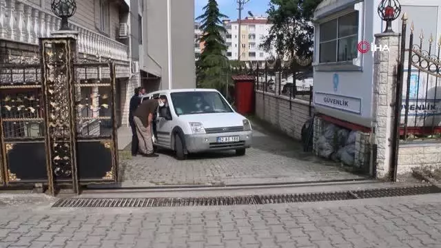 Husumetlisini berberde bıçaklayan kadın ve yardım ettiği öne sürülen 2 kişi tutuklandı Husumetlisini berberde bıçaklayan kadın ve yardım ettiği öne sürülen 2 kişi tutuklandı