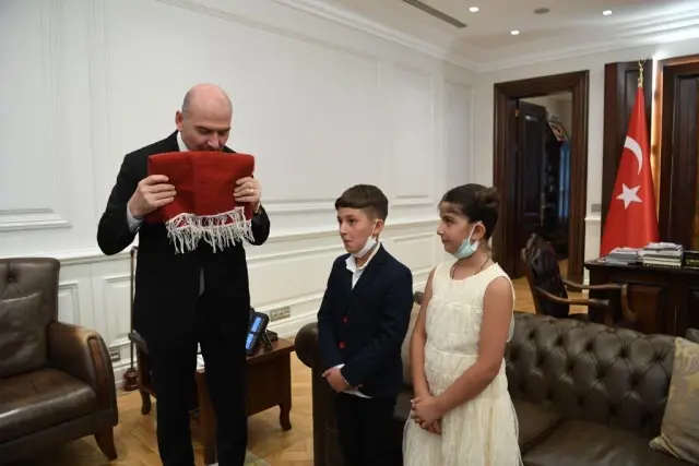Hümeyra Cihan ve Mustafa Saruhan'dan Bakan Soylu'ya anlamlı hediye Hümeyra Cihan ve Mustafa Saruhan'dan Bakan Soylu'ya anlamlı hediye