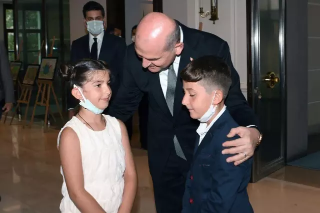 Hümeyra Cihan ve Mustafa Saruhan'dan Bakan Soylu'ya anlamlı hediye Hümeyra Cihan ve Mustafa Saruhan'dan Bakan Soylu'ya anlamlı hediye