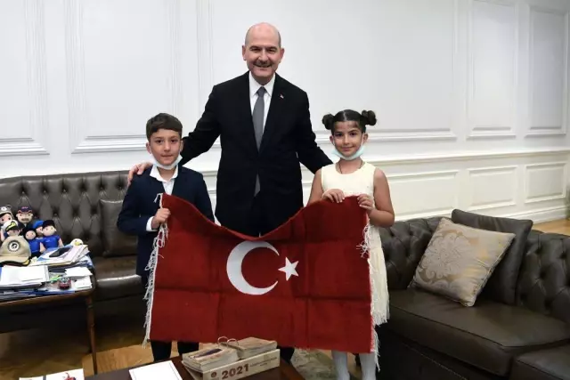 Hümeyra Cihan ve Mustafa Saruhan'dan Bakan Soylu'ya anlamlı hediye Hümeyra Cihan ve Mustafa Saruhan'dan Bakan Soylu'ya anlamlı hediye