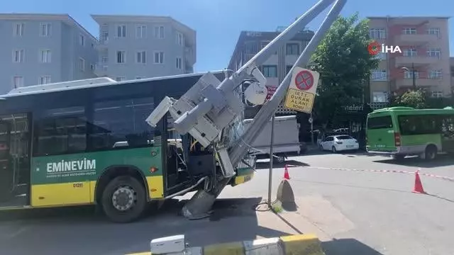 İETT otobüs şoförü fenalaştı, kontrolden çıkan araç direğe çarptı İETT otobüs şoförü fenalaştı, kontrolden çıkan araç direğe çarptı