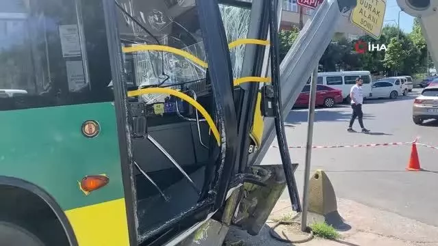 İETT otobüs şoförü fenalaştı, kontrolden çıkan araç direğe çarptı İETT otobüs şoförü fenalaştı, kontrolden çıkan araç direğe çarptı