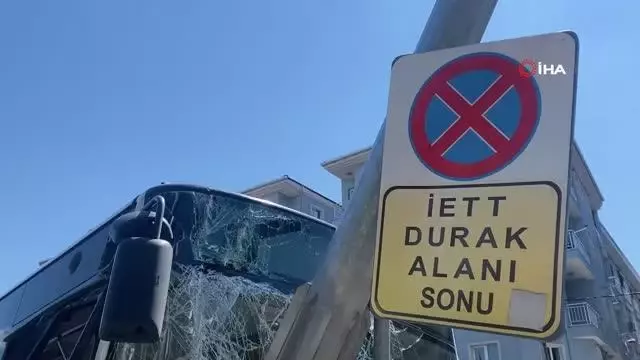 İETT otobüs şoförü fenalaştı, kontrolden çıkan araç direğe çarptı İETT otobüs şoförü fenalaştı, kontrolden çıkan araç direğe çarptı