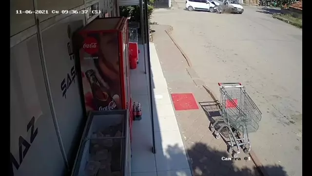 Son dakika haber... İki hafif ticari aracın çarpıştığı kaza kamerada: 2 yaralı Son dakika haber... İki hafif ticari aracın çarpıştığı kaza kamerada: 2 yaralı