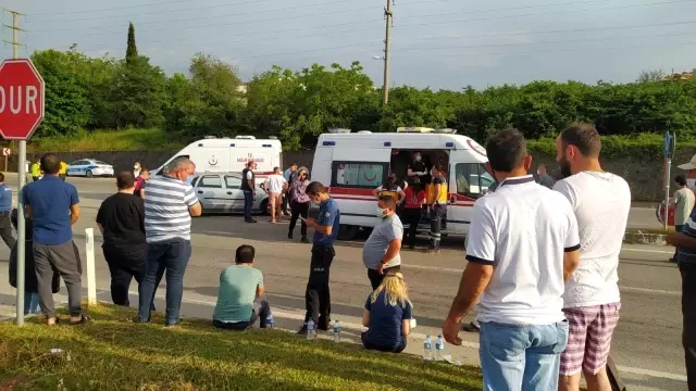 İki otomobil çarpıştı: 3 yaralı İki otomobil çarpıştı: 3 yaralı