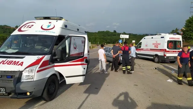 İki otomobil çarpıştı: 3 yaralı İki otomobil çarpıştı: 3 yaralı