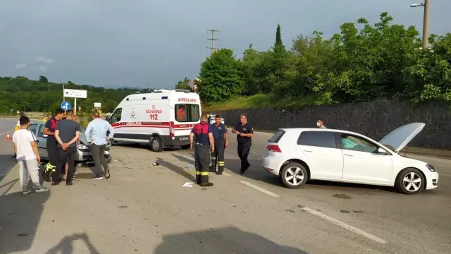 İki otomobil çarpıştı: 3 yaralı İki otomobil çarpıştı: 3 yaralı