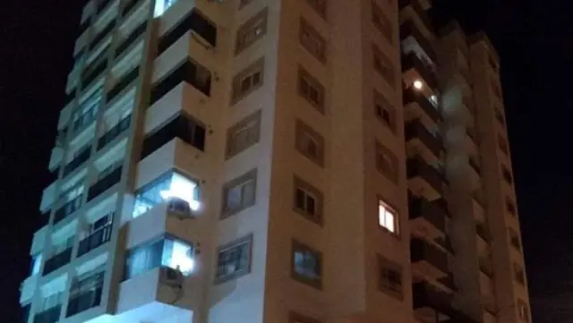 İki sevgili, tartıştıkları arkadaşları tarafından evlerinde tabancayla vuruldu: 1 ölü, 1 yaralı İki sevgili, tartıştıkları arkadaşları tarafından evlerinde tabancayla vuruldu: 1 ölü, 1 yaralı