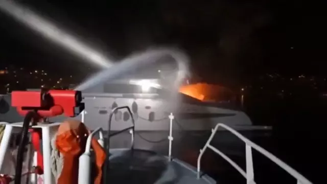 İngiliz bayraklı teknede çıkan yangın söndürüldü İngiliz bayraklı teknede çıkan yangın söndürüldü