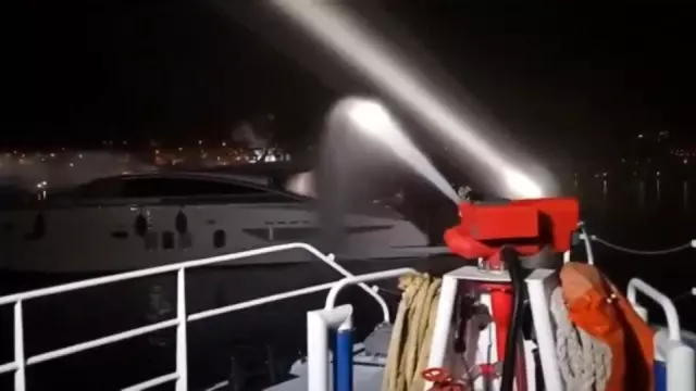 İngiliz bayraklı teknede çıkan yangın söndürüldü İngiliz bayraklı teknede çıkan yangın söndürüldü