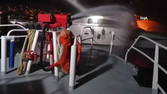İngiliz bayraklı teknede çıkan yangın söndürüldü İngiliz bayraklı teknede çıkan yangın söndürüldü