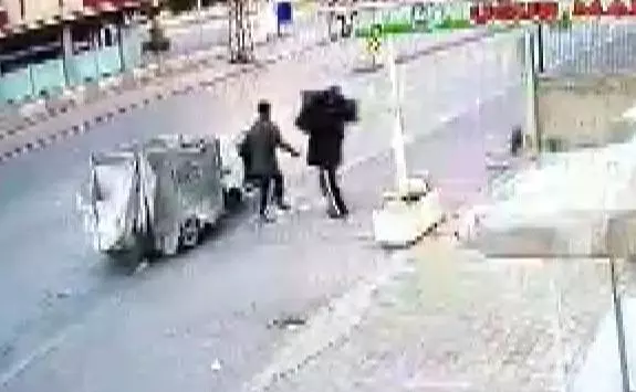 İş yerlerinin önünde ne bulurlarsa çaldılar İş yerlerinin önünde ne bulurlarsa çaldılar