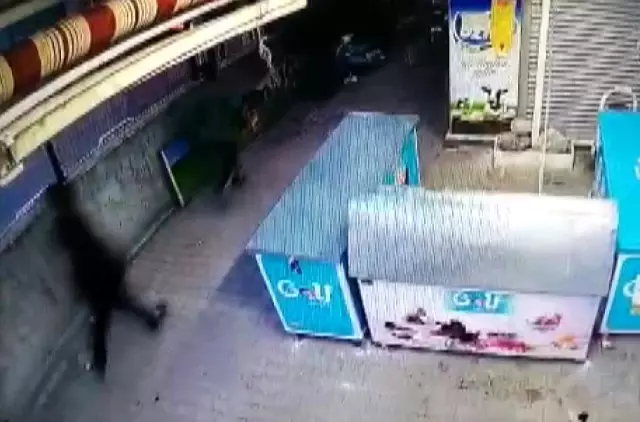 İş yerlerinin önünde ne bulurlarsa çaldılar İş yerlerinin önünde ne bulurlarsa çaldılar