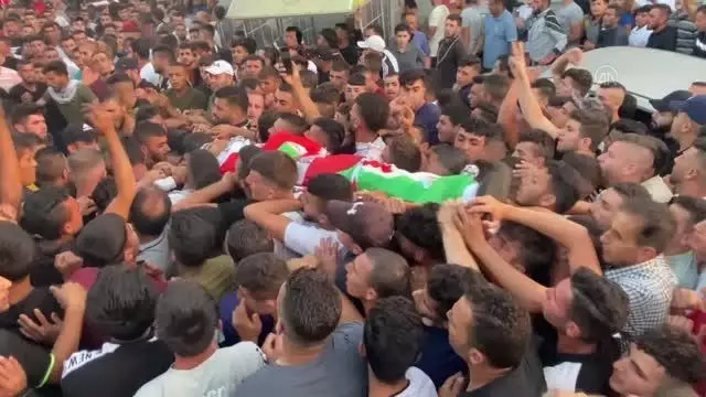 Son dakika haber... İsrail güçlerinin işgal altındaki Batı Şeria'da vurarak öldürdüğü Filistinli çocuk defnedildi Son dakika haber... İsrail güçlerinin işgal altındaki Batı Şeria'da vurarak öldürdüğü Filistinli çocuk defnedildi