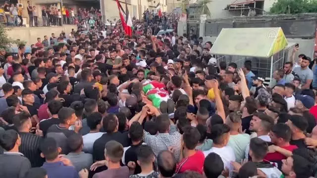Son dakika haber... İsrail güçlerinin işgal altındaki Batı Şeria'da vurarak öldürdüğü Filistinli çocuk defnedildi Son dakika haber... İsrail güçlerinin işgal altındaki Batı Şeria'da vurarak öldürdüğü Filistinli çocuk defnedildi