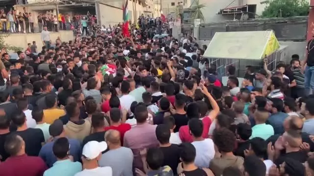 Son dakika haber... İsrail güçlerinin işgal altındaki Batı Şeria'da vurarak öldürdüğü Filistinli çocuk defnedildi Son dakika haber... İsrail güçlerinin işgal altındaki Batı Şeria'da vurarak öldürdüğü Filistinli çocuk defnedildi