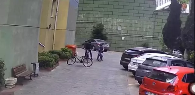 (İSTANBUL-Özel) İstanbul'da ilginç bisiklet hırsızlığı: Eskisini bırakıp yenisini götürdü (İSTANBUL-Özel) İstanbul'da ilginç bisiklet hırsızlığı: Eskisini bırakıp yenisini götürdü