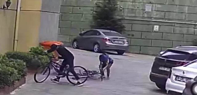 (İSTANBUL-Özel) İstanbul'da ilginç bisiklet hırsızlığı: Eskisini bırakıp yenisini götürdü (İSTANBUL-Özel) İstanbul'da ilginç bisiklet hırsızlığı: Eskisini bırakıp yenisini götürdü