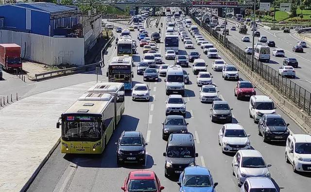 Mesai saatinin bitimiyle trafikte yoğunluk oluştu Mesai saatinin bitimiyle trafikte yoğunluk oluştu