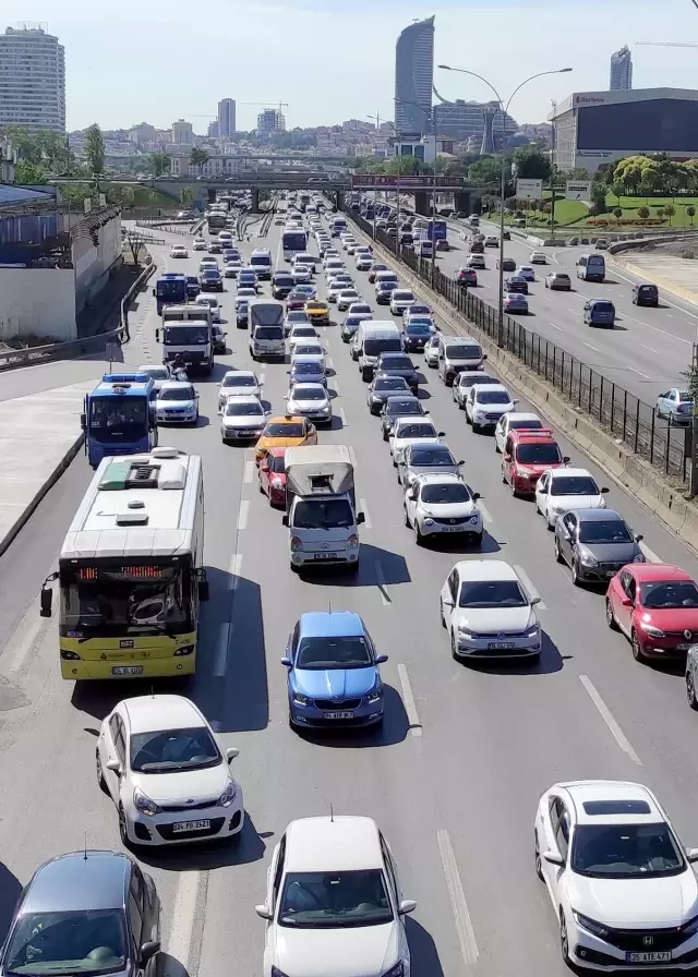 Mesai saatinin bitimiyle trafikte yoğunluk oluştu Mesai saatinin bitimiyle trafikte yoğunluk oluştu