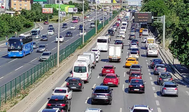 Mesai saatinin bitimiyle trafikte yoğunluk oluştu Mesai saatinin bitimiyle trafikte yoğunluk oluştu