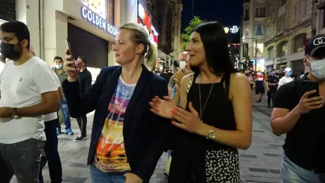 İstiklal Caddesi'nde maske ve mesafe unutuldu, halaylar çekildi İstiklal Caddesi'nde maske ve mesafe unutuldu, halaylar çekildi