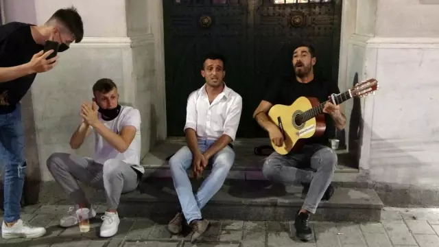 İstiklal Caddesi'nde maske ve mesafe unutuldu, halaylar çekildi İstiklal Caddesi'nde maske ve mesafe unutuldu, halaylar çekildi