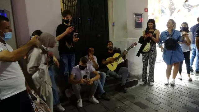 İstiklal Caddesi'nde maske ve mesafe unutuldu, halaylar çekildi İstiklal Caddesi'nde maske ve mesafe unutuldu, halaylar çekildi