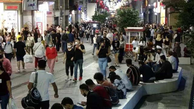 İstiklal Caddesi'nde maske ve mesafe unutuldu, halaylar çekildi İstiklal Caddesi'nde maske ve mesafe unutuldu, halaylar çekildi