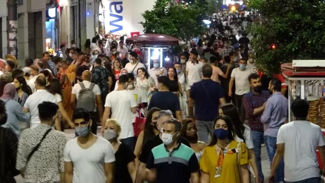 İstiklal Caddesi'nde maske ve mesafe unutuldu, halaylar çekildi İstiklal Caddesi'nde maske ve mesafe unutuldu, halaylar çekildi