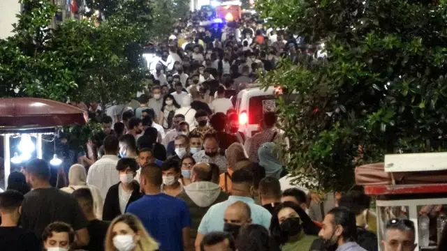 İstiklal Caddesi'nde maske ve mesafe unutuldu, halaylar çekildi İstiklal Caddesi'nde maske ve mesafe unutuldu, halaylar çekildi