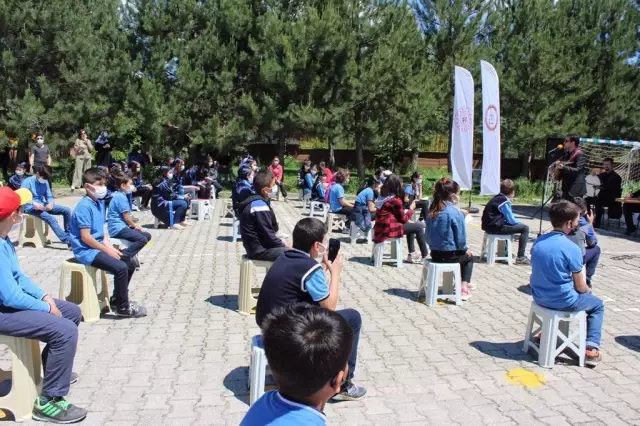 İstiklal Yolu yürüyüşü için Kastamonu'ya gelen gönüllüler köy okulundaki çocukların yüzünü güldürdü İstiklal Yolu yürüyüşü için Kastamonu'ya gelen gönüllüler köy okulundaki çocukların yüzünü güldürdü