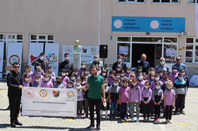 İstiklal Yolu yürüyüşü için Kastamonu'ya gelen gönüllüler köy okulundaki çocukların yüzünü güldürdü İstiklal Yolu yürüyüşü için Kastamonu'ya gelen gönüllüler köy okulundaki çocukların yüzünü güldürdü