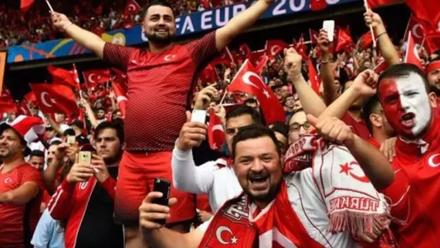 İtalya maçı öncesi Türk taraftarlar, Roma sokaklarını tezahüratlar ve marşlarla inletti İtalya maçı öncesi Türk taraftarlar, Roma sokaklarını tezahüratlar ve marşlarla inletti