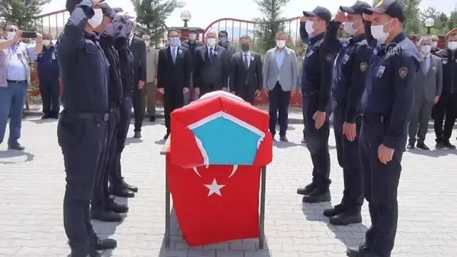 Son dakika! İtfaiye aracının tarlaya devrilmesi sonucu hayatını kaybeden itfaiye erinin cenazesi defnedildi Son dakika! İtfaiye aracının tarlaya devrilmesi sonucu hayatını kaybeden itfaiye erinin cenazesi defnedildi