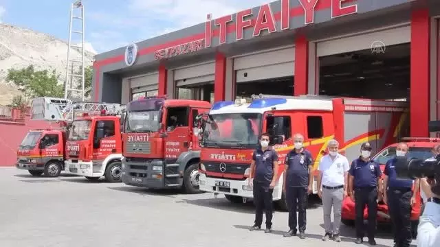 Son dakika! İtfaiye aracının tarlaya devrilmesi sonucu hayatını kaybeden itfaiye erinin cenazesi defnedildi Son dakika! İtfaiye aracının tarlaya devrilmesi sonucu hayatını kaybeden itfaiye erinin cenazesi defnedildi