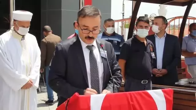 Son dakika! İtfaiye aracının tarlaya devrilmesi sonucu hayatını kaybeden itfaiye erinin cenazesi defnedildi Son dakika! İtfaiye aracının tarlaya devrilmesi sonucu hayatını kaybeden itfaiye erinin cenazesi defnedildi