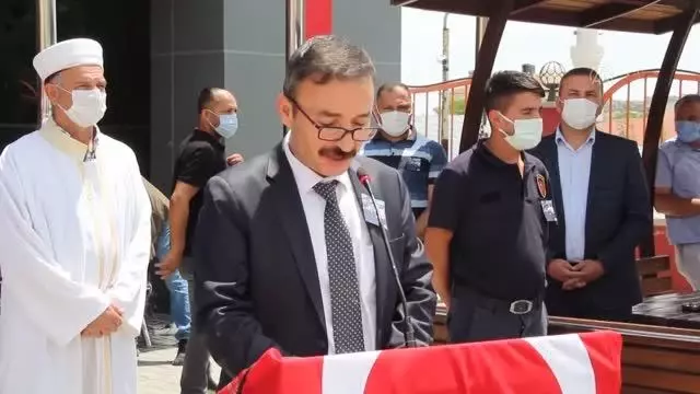 Son dakika! İtfaiye aracının tarlaya devrilmesi sonucu hayatını kaybeden itfaiye erinin cenazesi defnedildi Son dakika! İtfaiye aracının tarlaya devrilmesi sonucu hayatını kaybeden itfaiye erinin cenazesi defnedildi