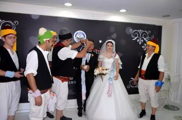 İTFAİYECİNİN NİKAHINA ARKADAŞLARINDAN 'TULUMBACILAR' SÜRPRİZİ İTFAİYECİNİN NİKAHINA ARKADAŞLARINDAN 'TULUMBACILAR' SÜRPRİZİ