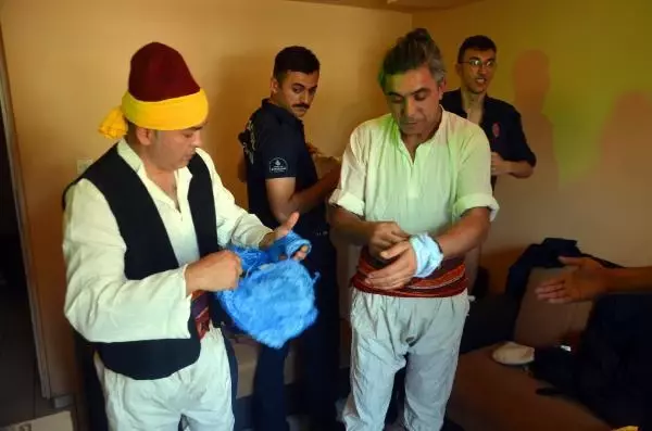 İTFAİYECİNİN NİKAHINA ARKADAŞLARINDAN 'TULUMBACILAR' SÜRPRİZİ İTFAİYECİNİN NİKAHINA ARKADAŞLARINDAN 'TULUMBACILAR' SÜRPRİZİ