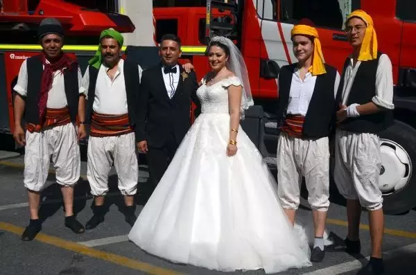İTFAİYECİNİN NİKAHINA ARKADAŞLARINDAN 'TULUMBACILAR' SÜRPRİZİ İTFAİYECİNİN NİKAHINA ARKADAŞLARINDAN 'TULUMBACILAR' SÜRPRİZİ