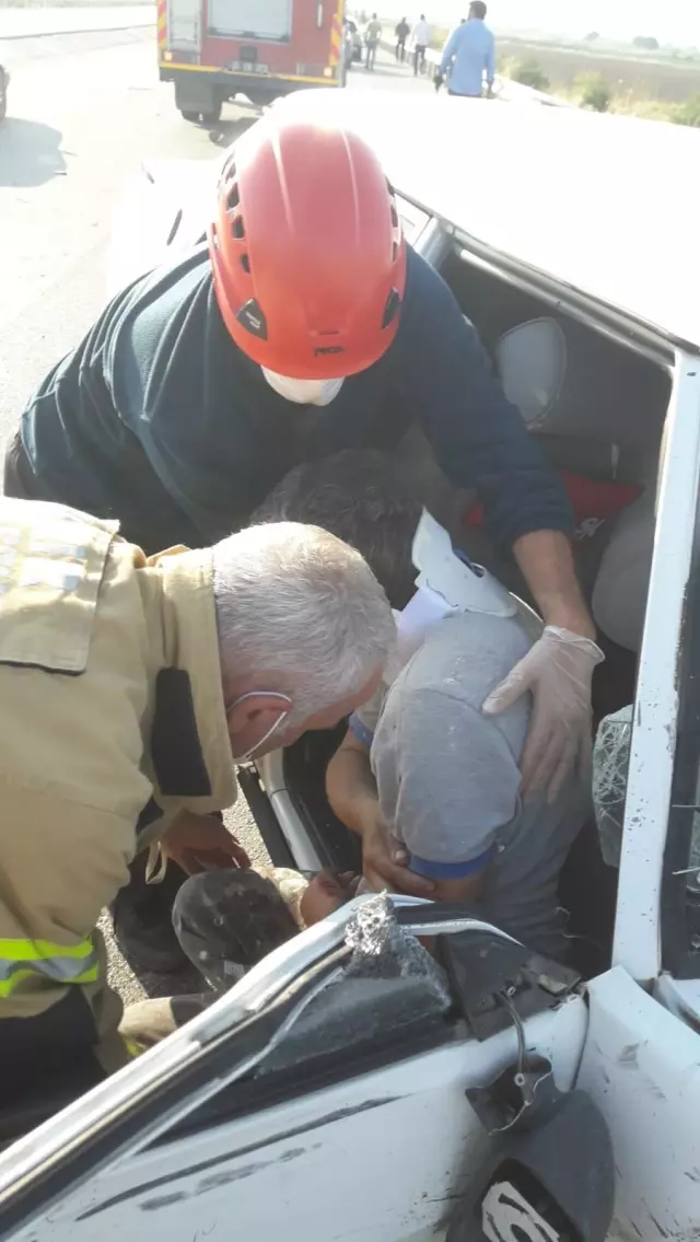 İzmir'de iki otomobil çarpıştı: 1 ölü, 2 yaralı İzmir'de iki otomobil çarpıştı: 1 ölü, 2 yaralı